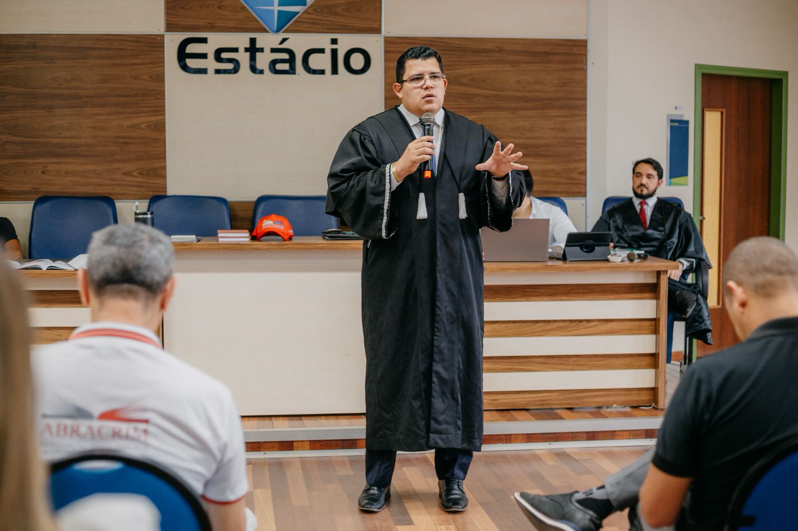 Dr. Carlos Vila Real em tribunal simulado